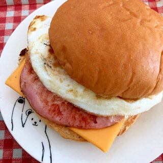 ハムと目玉焼きのハンバーガー★